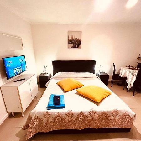 Monolocale A Mostacciano Apartment Rome Bagian luar foto